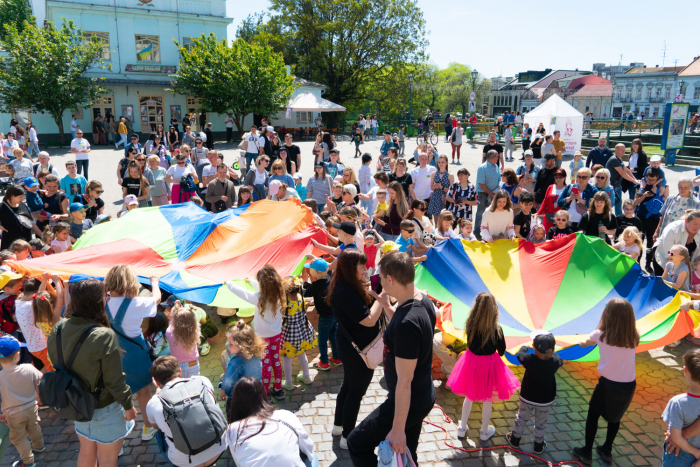 В центрі Ужгорода організували свято для дітей-переселенців