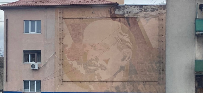 В Ужгороді ліквідовують зображення Леніна з фасаду багатоповерхівки