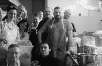 «Ми не просто готуємо, ми робимо все, щоб було смачно»: Як в Ужгороді працює найбільший гастрономічний центр для ВПО