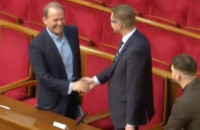 “Відкривають внутрішній фронт під час війни”: що пишуть у соцмережах про “покази” Медведчука проти Порошенка