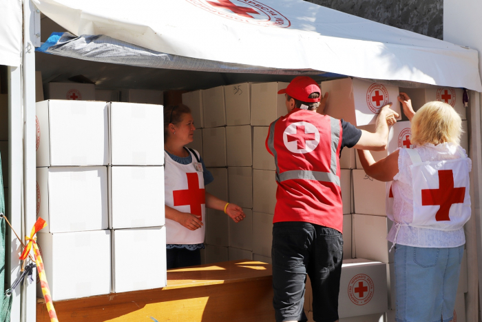 Ужгородська організація Червоного Хреста допомагає переселенцям у місті (ФОТО)