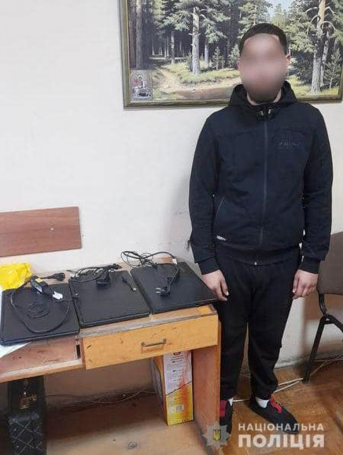 Закарпатські поліцейські оперативно розкрили крадіжку комп’ютерної техніки з навчального закладу