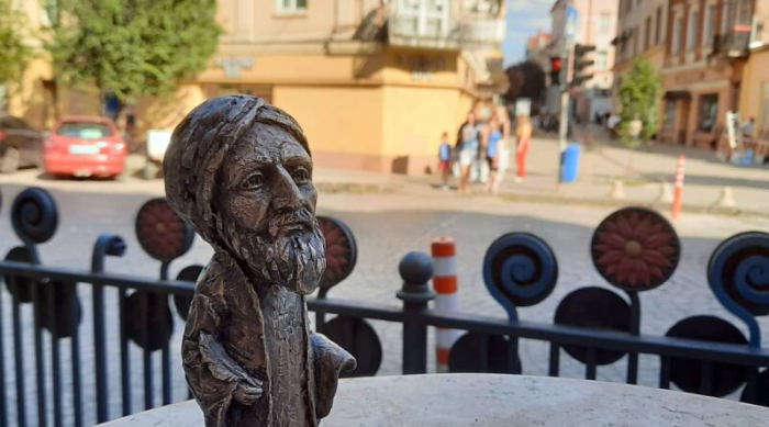 В Ужгороді знову встановили міні-скульптуру Мухаммада аль-Ідрісі