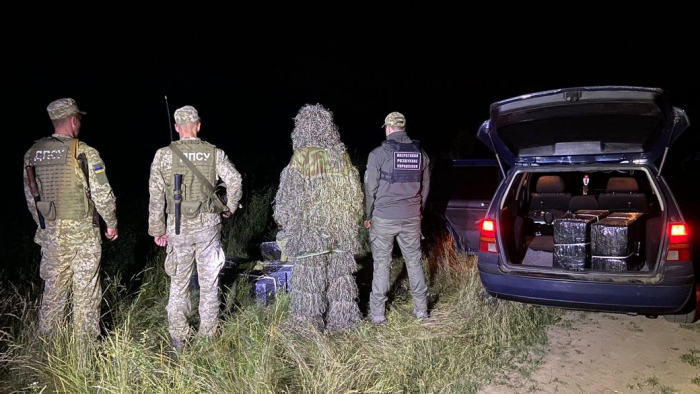 Автомобіль з контрабандними сигаретами покинули невідомі поблизу кордону з Румунією на Закарпатті