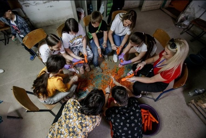 Волонтери Тячева виготовляють сухі борщові набори “Чорнобаївка” для захисників України