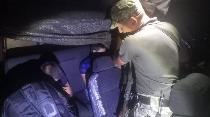 На Закарпатті двоє призовників намагалися виїхати за кордон, заховавшись за шторою на задніх сидіннях мікроавтобуса (ФОТО)