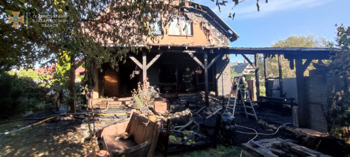 Понад 3 години гасили пожежу у приватному будинку в Ужгороді (ФОТО)