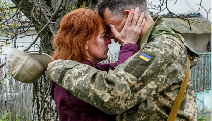“Мені без тебе сумно серед людства”: сторінка Ліни Костенко процитувала військове фото ужгородців