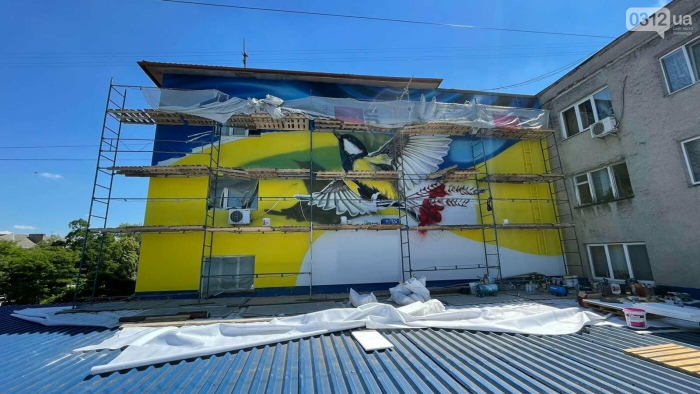 Синичка замість леніна: в Ужгороді художники створюють новий мурал