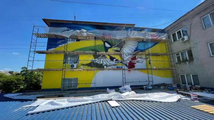 Синичка з калиною та колосками: В Ужгороді створили ще один мурал (ФОТОФАКТ)