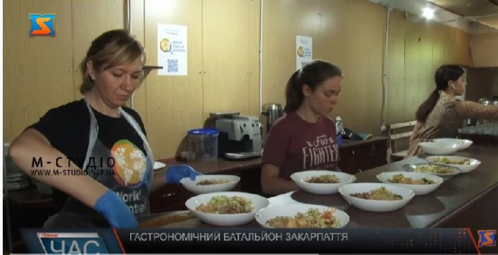 Близько 1000 переселенців в Ужгороді щодня безплатно харчуються у Гастрономічному батальйоні Закарпаття