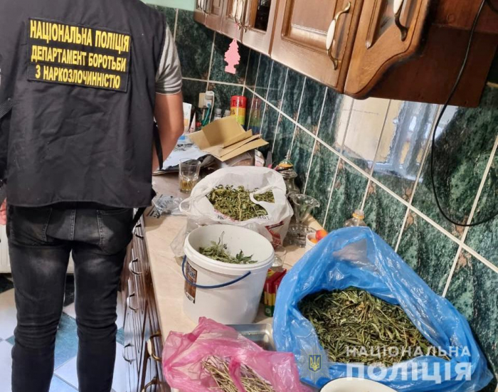 На Мукачівщині вилучили пів кілограма марихуани та безакцизних сигарет на майже мільйон гривень (ФОТО)