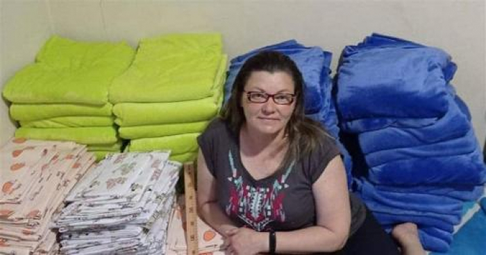 Переселенка евакуювалася з Сєвєродонецька на Закарпаття і пошила 200 пледів та комплектів постільної білизни для ВПО