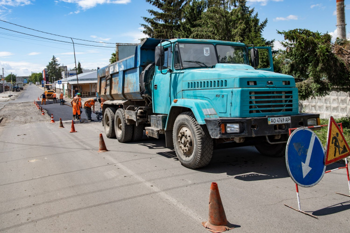 В Ужгороді триває поточний ремонт доріг