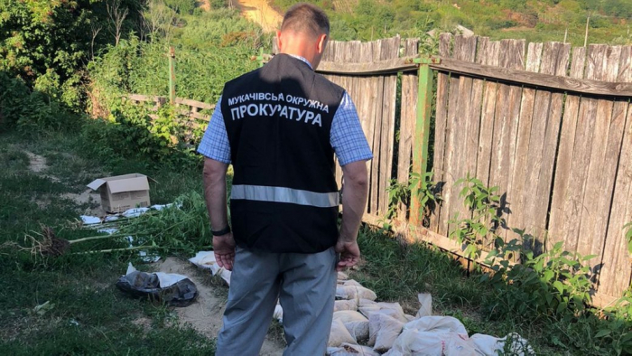 Марихуану, коноплі та 64 кг бурштину виявили під час обшуку в Мукачівському районі