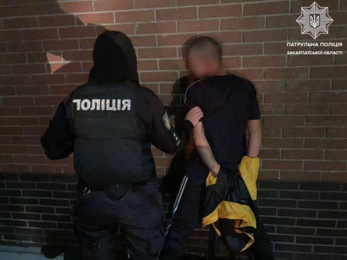У Мукачеві чоловік який мав із собою наркотики намагався втекти від поліції