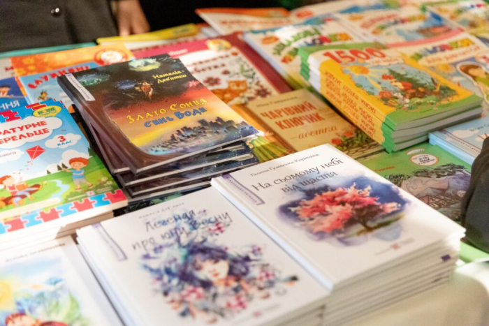 «Подаруй дитині українську книгу»: акція в ректораті УжНУ