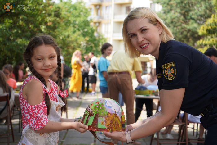  «Казку на касці» організували закарпатські рятувальники для дітей