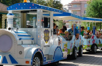 У Боздоському парку в Ужгороді – нова яскрава атракція: запустили маленький потяг на колесах (ФОТО)