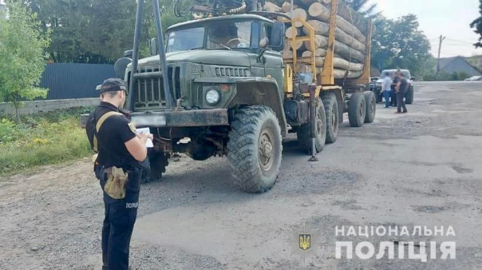 На Закарпатті поліцейські затримали чергову вантажівку з нелегальною деревиною