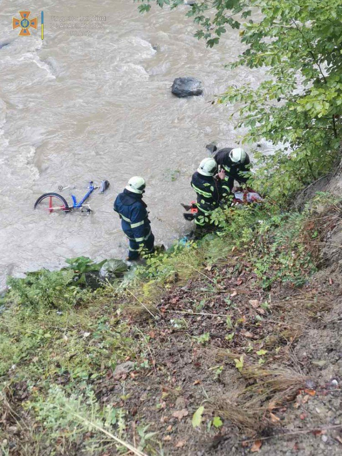На Закарпатті чоловік на велосипеді злетів у річку з крутого схилу