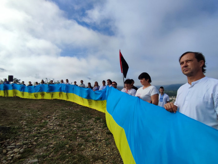 На горі Гурка розгорнули 100-метровий прапор України
