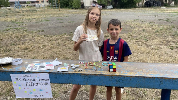 Продавали саморобні браслети та кулони: в Ужгороді діти зібрали для ЗСУ 16 тисяч гривень