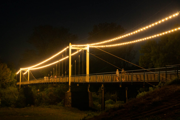 В Ужгороді зробили освітлення на підвісному мості, який з’єднує правий та лівий берег міста (ФОТО)