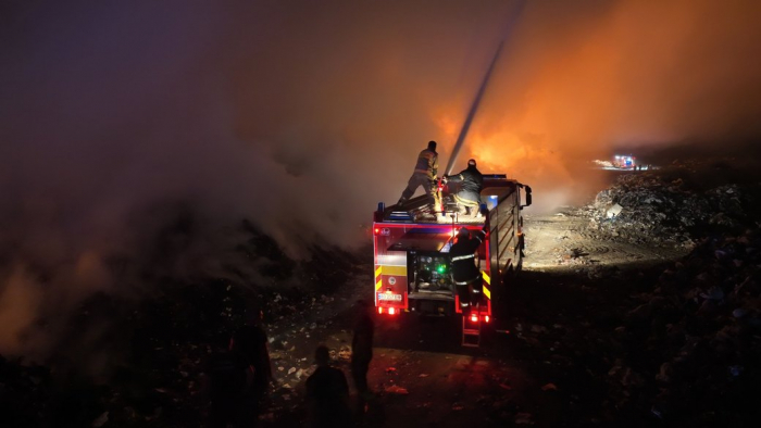 На Ужгородщині понад 15 годин триває гасіння пожежі на полігоні твердих відходів