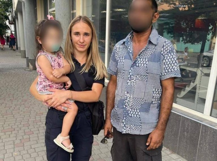В Ужгороді поліцейські розшукали батьків 2-річної дитини, яка блукала вулицею (ФОТО)