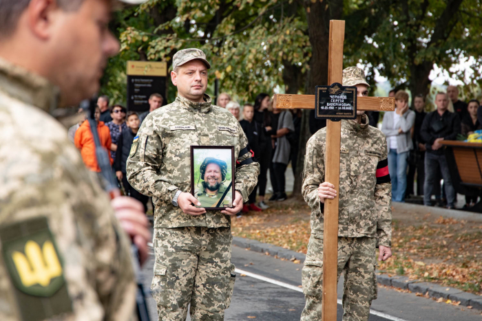 В Ужгороді попрощалися із загиблим Героєм - Сергієм Черніковим