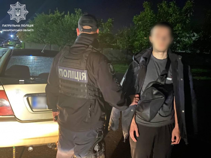 Закарпатські патрульні виявили у, ймовірно, нетверезого керманича речовини, схожі на наркотичні