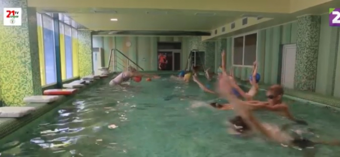 В Ужгороді організували безкоштовні тренування з плавання для дітей переселенців (ВІДЕО)