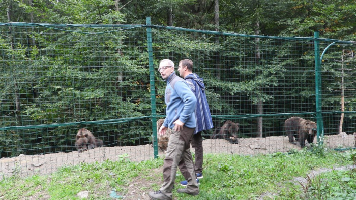Волонтери із Чехії привезли допомогу у Реабілітаційний центр бурих ведмедів НПП "Синевир"