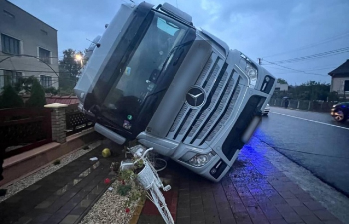 На Ужгородщині п'яний водій фури влетів в огорожу (ФОТО, ВІДЕО)