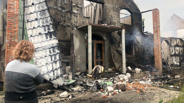Горіли двоповерховий будинок, гараж з трьома авто, хлів та приміщення для зберігання сіна: на Закарпатті сталася пожежа