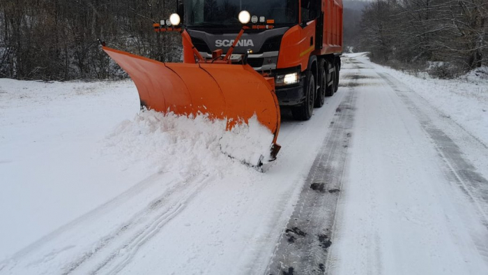 Працює 17 одиниць техніки: на Закарпатті розчищають дороги від снігу