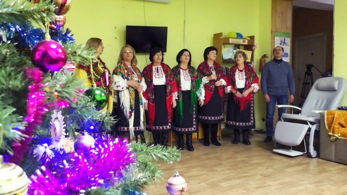Волонтери привітали з Різдвом військових у Закарпатському госпіталі ветеранів війни