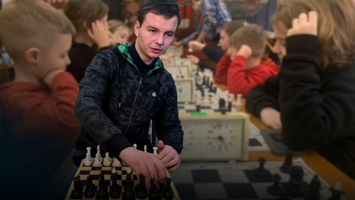 В Ужгороді студент із вадами зору навчає дітей гри у шахи