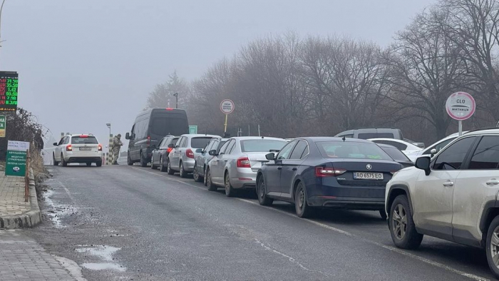 55 легкових авто та 3 автобуси: прикордонники повідомляють про ситуацію у пунктах пропуску на Закарпатті