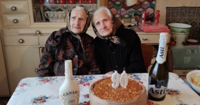 На Закарпатті сестри-близнючки відзначили своє 90-річчя (ФОТО)