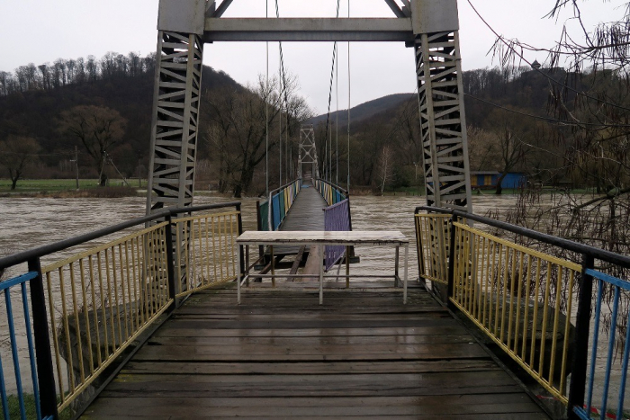 Постраждав від повені: підвісний міст у Кам’яниці наразі закритий і чекає ремонту (ФОТО)