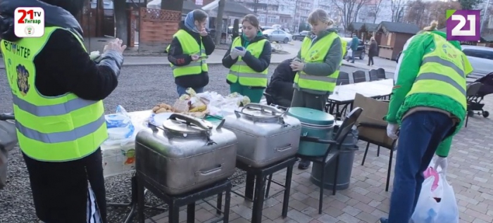 В Ужгороді продовжують безкоштовно годувати гарячими обідами (ВІДЕО)