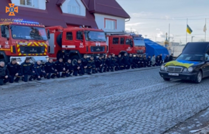 Закарпатські рятувальники навколішках зустріли полеглого на війні Михайла Хмару (ВІДЕО)