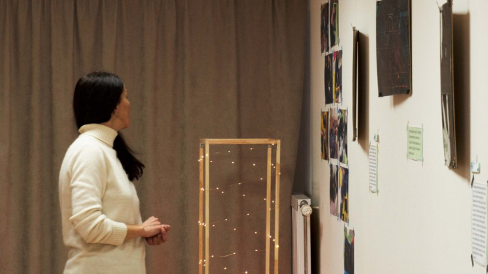 Картини про вимкнення світла: в Ужгороді проводять виставку художніх робіт підлітків з Умані "Темні справи"