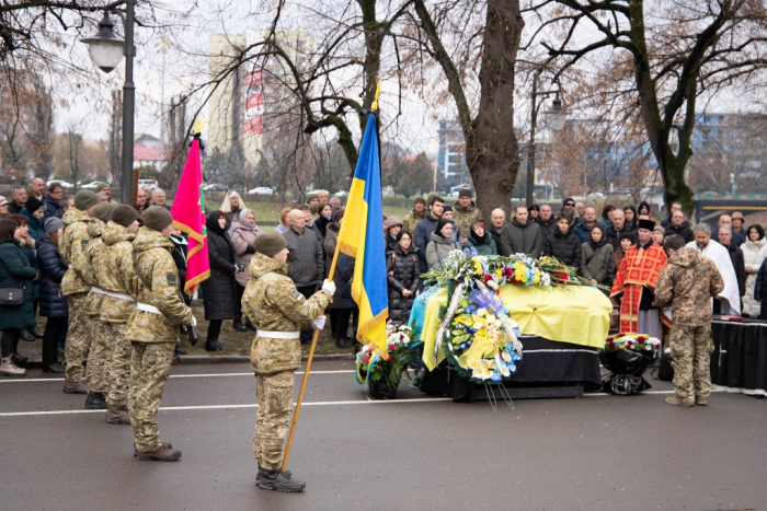 В Ужгороді віддали шану та попрощалися зі старшим лейтенантом Олексієм Візенком (ФОТО)