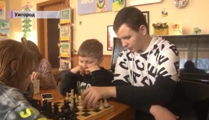 Ужгородець з вадами зору викладає дітям шахи (ВІДЕО)