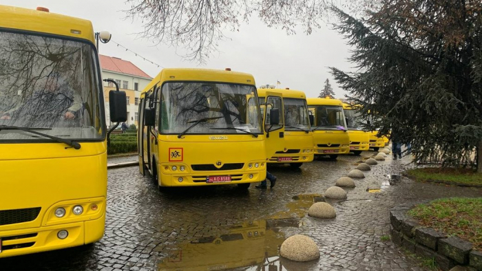 Закарпатським територіальним громадам передали 16 шкільних автобусів