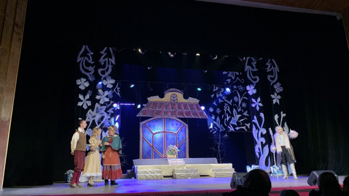 В Закарпатському музично-драматичному театрі показали виставу "У полоні Снігової королеви"