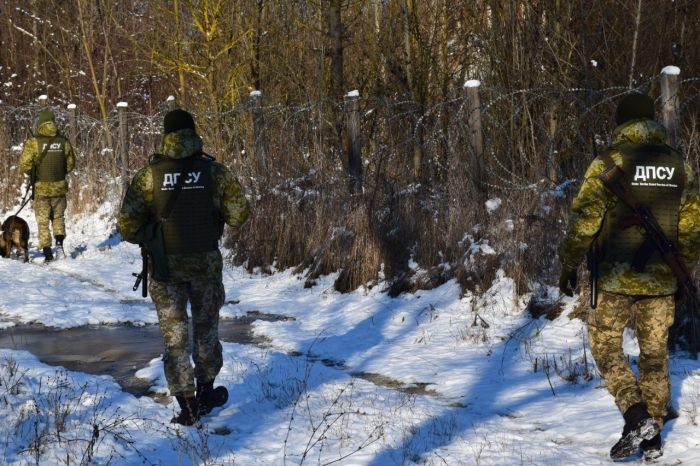 Поблизу кордону з Румунією зупинили групу порушників кордону